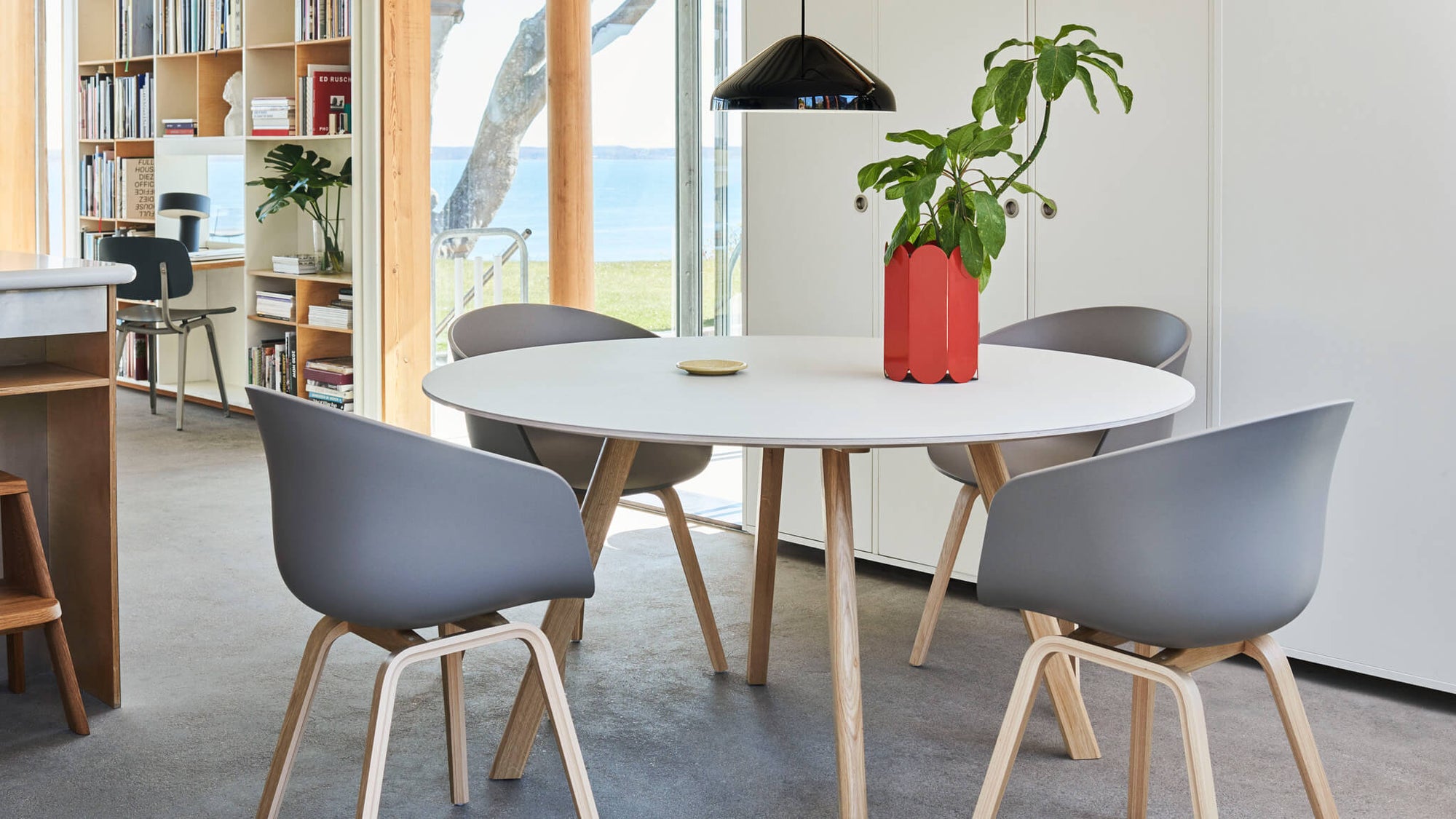 Helles Esszimmer mit rundem Tisch