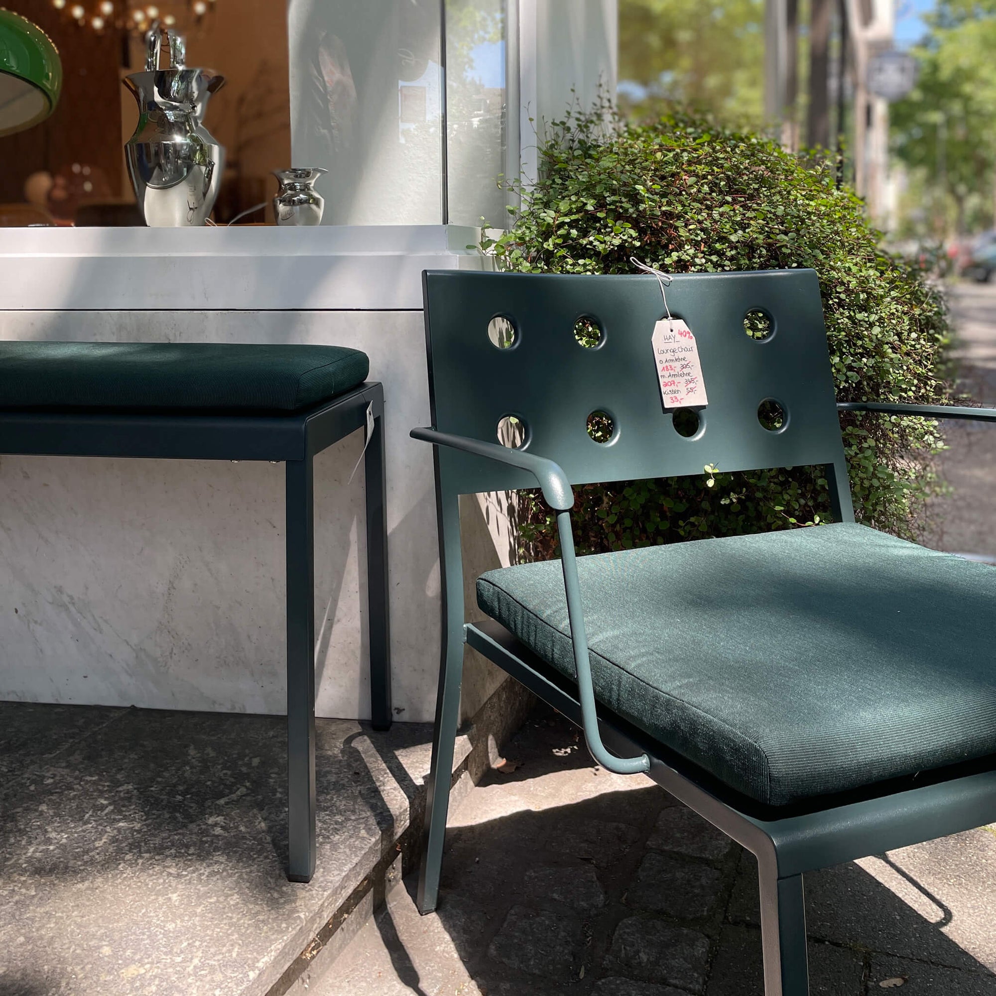 HAY Balcony Lounge Chair - MIT Armlehne - dark Forest - Ausstellungsstück