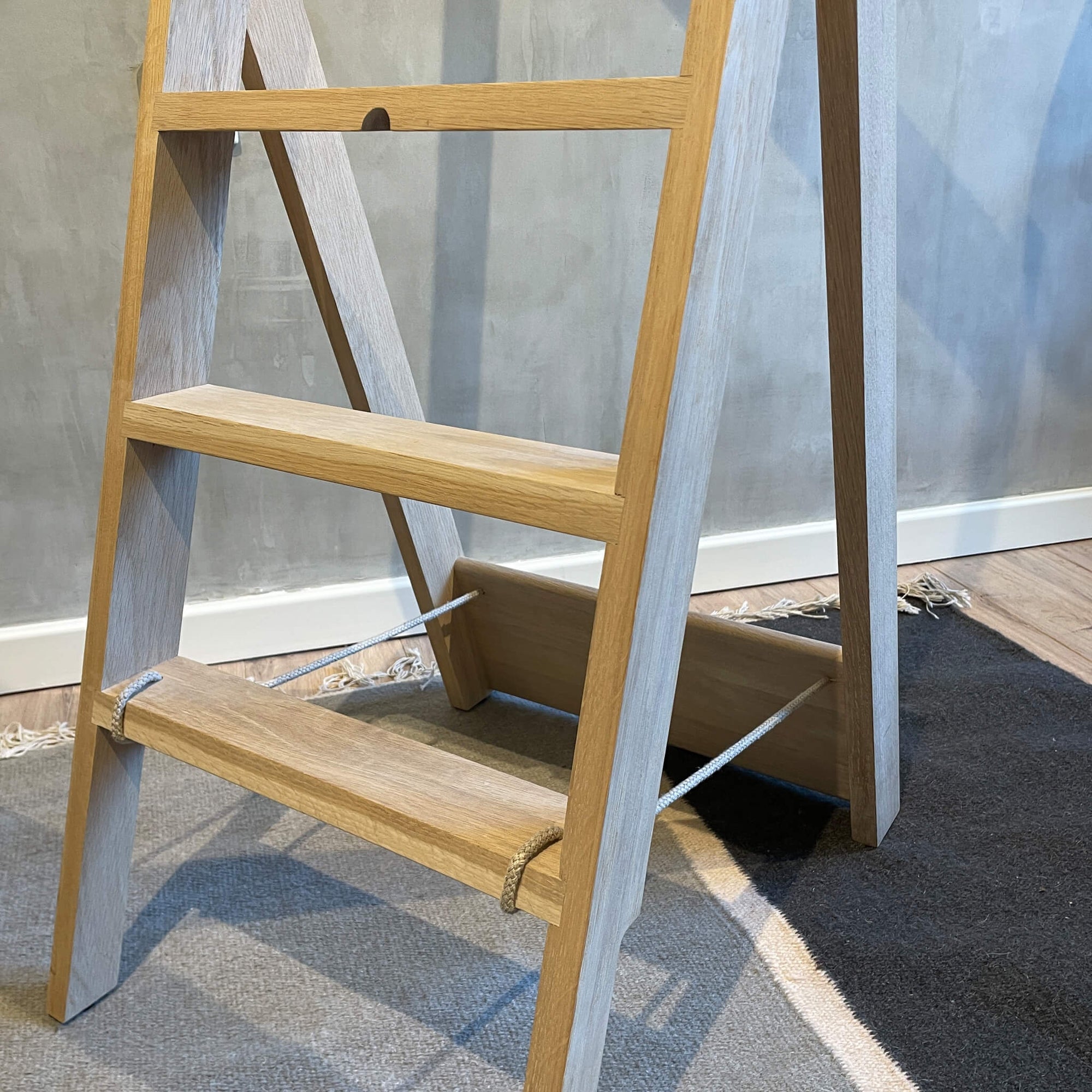 Form &amp; Refine Step by Step Ladder - Oak Ausstellungsstück