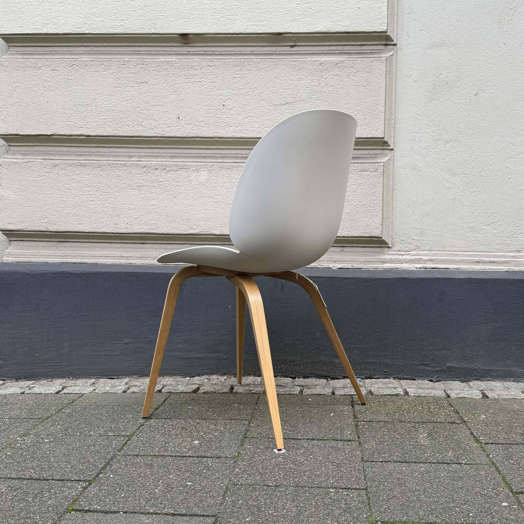 GUBI Beetle Dining Chair Ausstellungsstuck